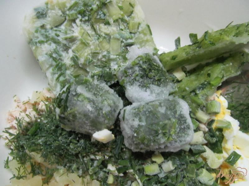 Фото приготовление рецепта: Окрошка на курином бульоне с замороженными огурцами и зеленью шаг №4