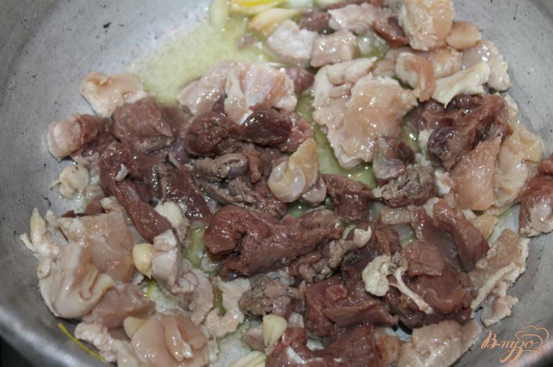 Фото приготовление рецепта: Плов с курицей, свининой и уткой шаг №4