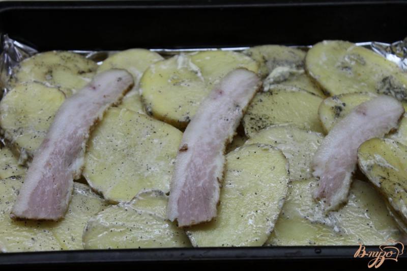 Фото приготовление рецепта: Ароматный картофель по - сельски запеченный с беконом шаг №5