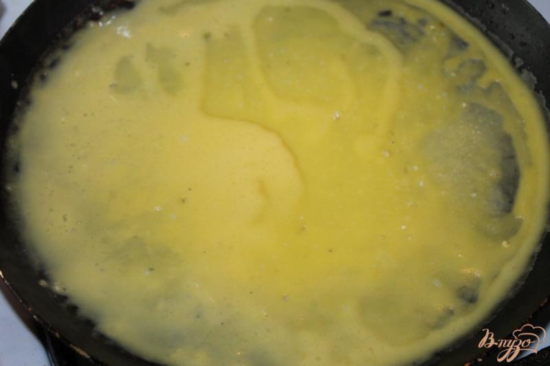 Фото приготовление рецепта: Шоколадно - ванильные блины с вареной сгущенкой и грецкими орехами шаг №5