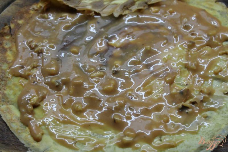 Фото приготовление рецепта: Шоколадно - ванильные блины с вареной сгущенкой и грецкими орехами шаг №8