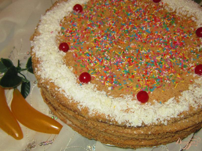 Фото приготовление рецепта: Торт «Медовик» с банановым кремом шаг №12