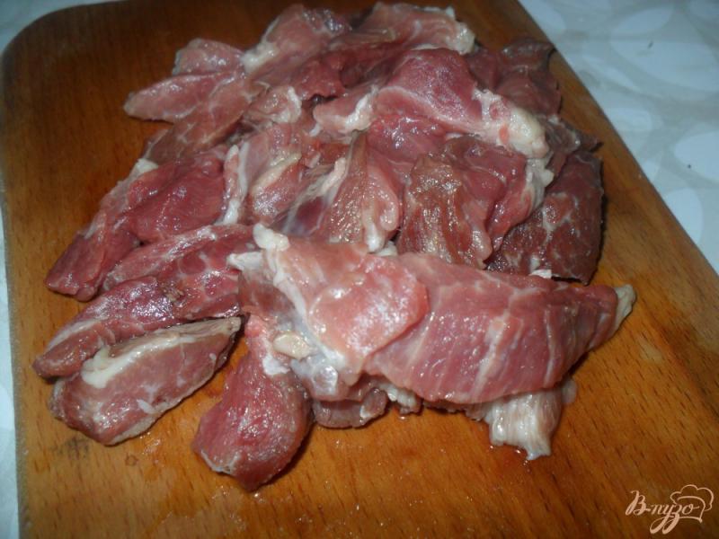 Фото приготовление рецепта: Мясо с овощами на сковороде шаг №2