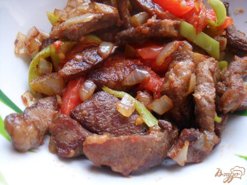 Фото приготовление рецепта: Мясо с овощами на сковороде шаг №4