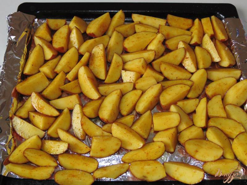 Фото приготовление рецепта: Золотистый картофель дольками шаг №4