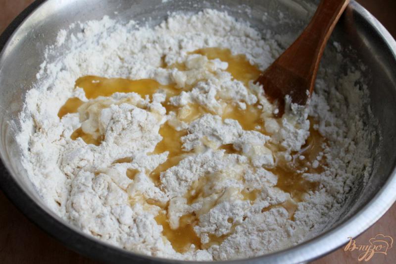 Фото приготовление рецепта: Плюшки с имбирем и сахаром шаг №5