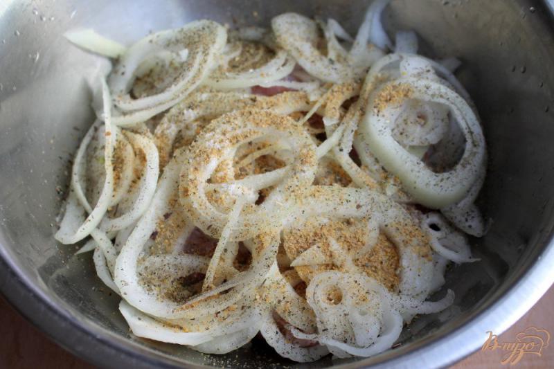 Фото приготовление рецепта: Телячьи ребрышки маринованные с горчицей и луком шаг №3