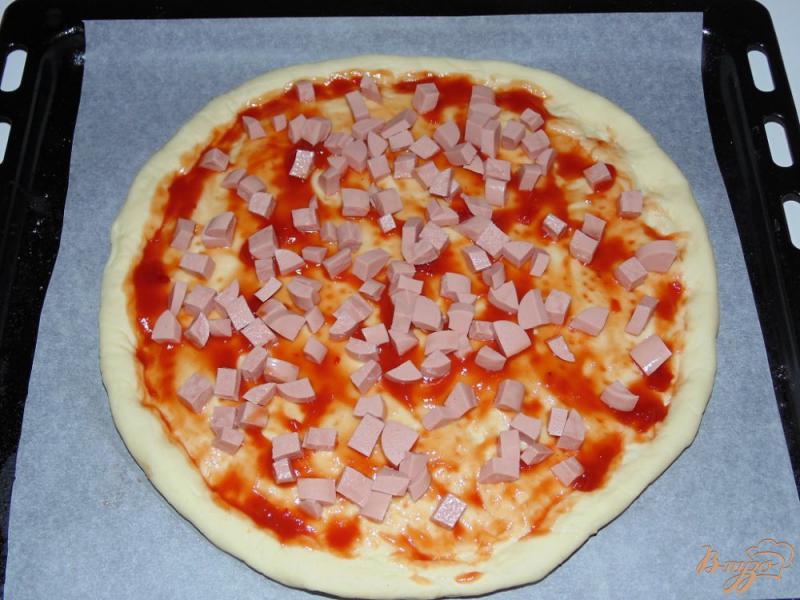 Фото приготовление рецепта: Пицца с сосисками, яйцом и зеленым горошком шаг №6