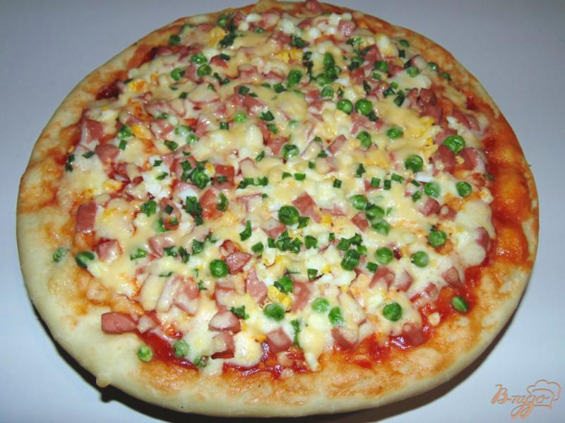 Фото приготовление рецепта: Пицца с сосисками, яйцом и зеленым горошком шаг №10