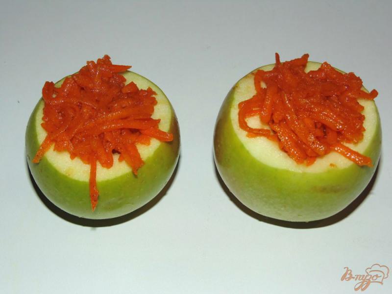 Фото приготовление рецепта: Яблоки запеченные с тертой тыквой шаг №4