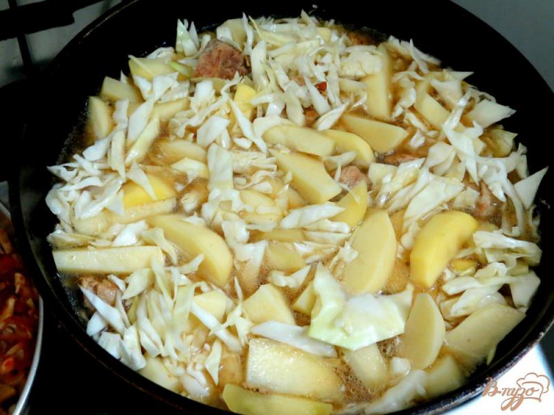 Фото приготовление рецепта: Рагу со свининой, картофелем и капустой шаг №11