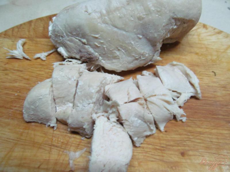 Фото приготовление рецепта: Макароны с курицей и грибами шаг №2