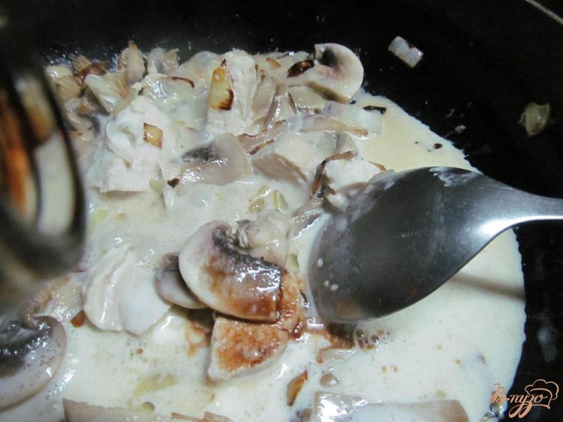Фото приготовление рецепта: Макароны с курицей и грибами шаг №3
