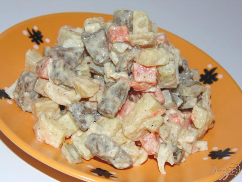 Фото приготовление рецепта: Сытный печеночный салат шаг №8