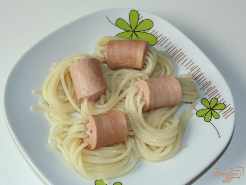 Фото приготовление рецепта: Спагетти в сосиске шаг №5