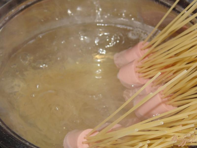 Фото приготовление рецепта: Спагетти в сосиске шаг №4