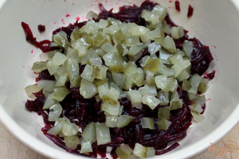 Фото приготовление рецепта: Свекольный салат с огурцом и яблоком шаг №2
