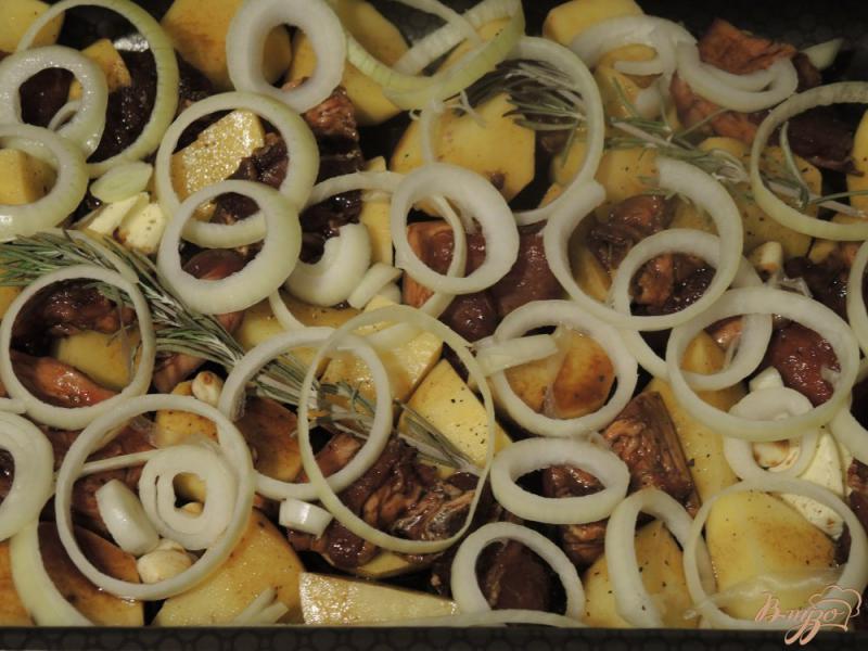 Фото приготовление рецепта: Свинина, запеченная с картофелем шаг №5