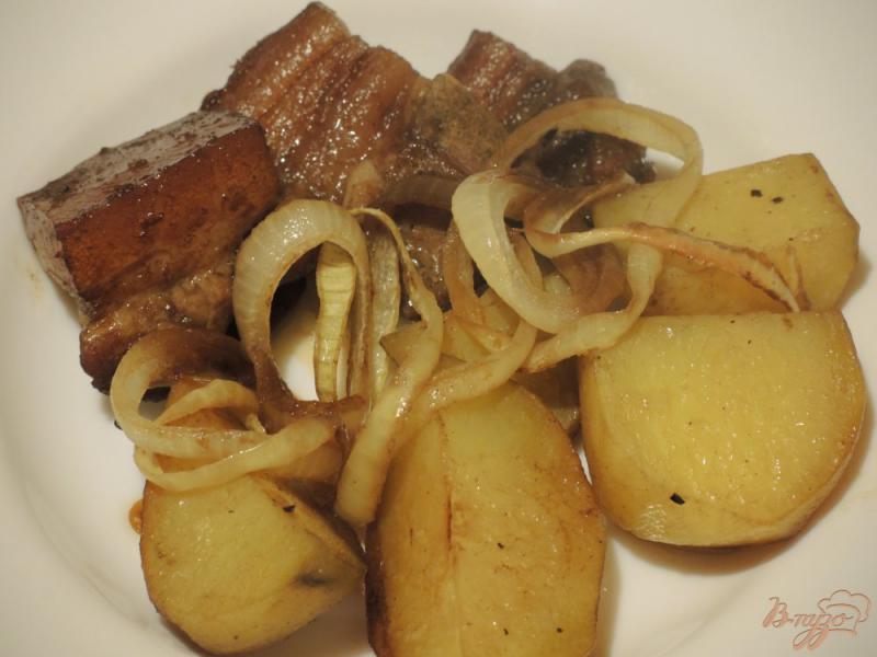 Фото приготовление рецепта: Свинина, запеченная с картофелем шаг №6
