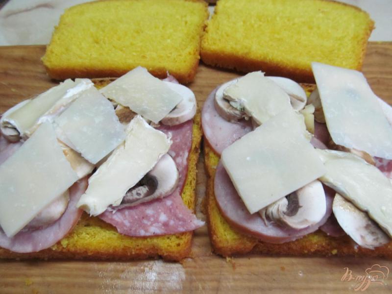 Фото приготовление рецепта: Сэндвич-гриль с ветчиной грибами и сыром шаг №4
