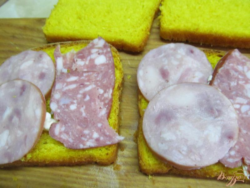 Фото приготовление рецепта: Сэндвич-гриль с ветчиной грибами и сыром шаг №2
