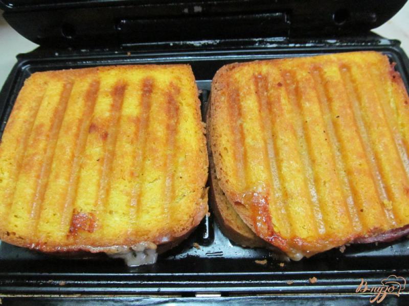 Фото приготовление рецепта: Сэндвич-гриль с ветчиной грибами и сыром шаг №6