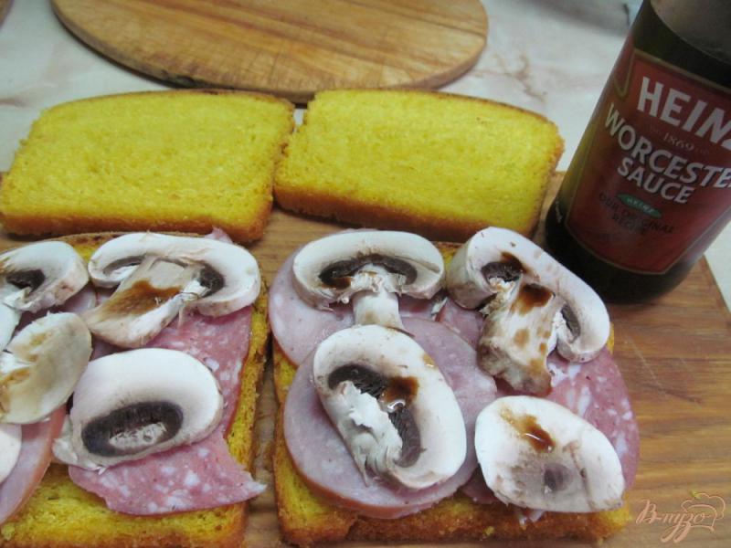 Фото приготовление рецепта: Сэндвич-гриль с ветчиной грибами и сыром шаг №3