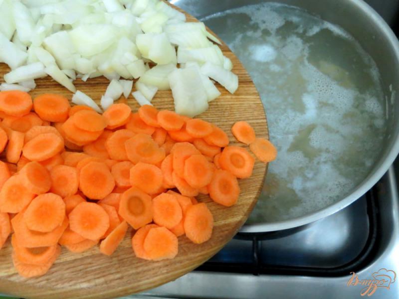 Фото приготовление рецепта: Суп с кусочками лосося, зелёным горошком и спаржевой фасолью шаг №3