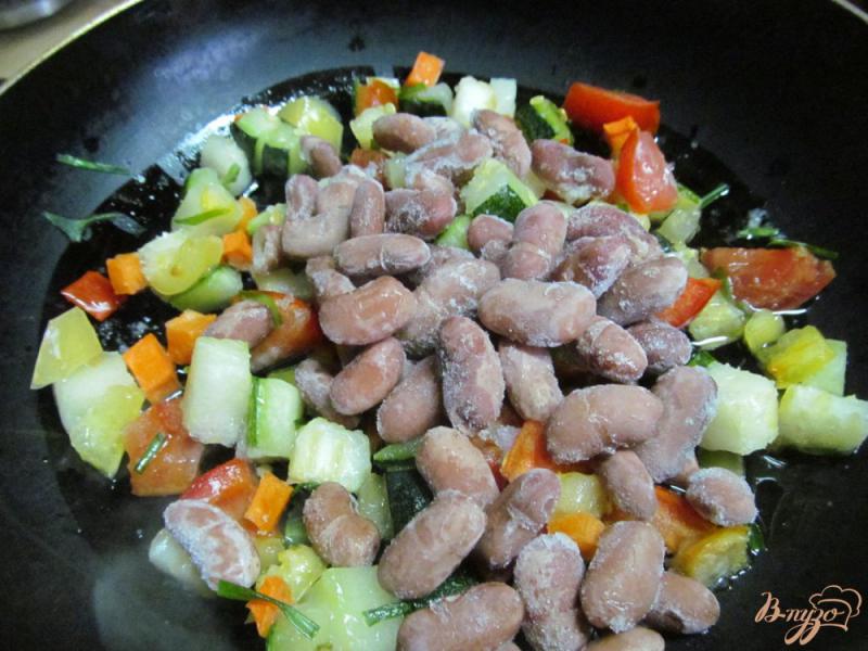 Фото приготовление рецепта: Фасоль с овощами и курицей шаг №2