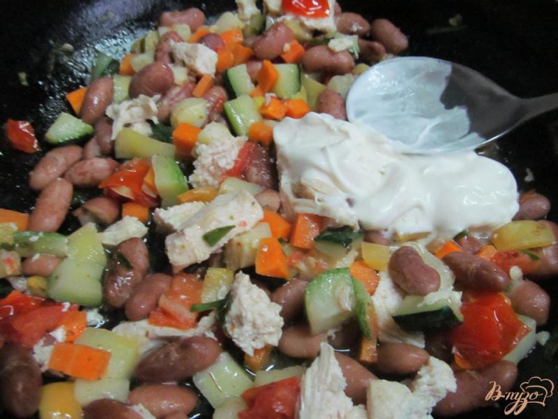 Фото приготовление рецепта: Фасоль с овощами и курицей шаг №5