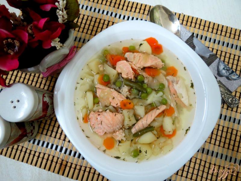 Фото приготовление рецепта: Суп с кусочками лосося, зелёным горошком и спаржевой фасолью шаг №6