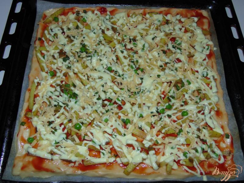Фото приготовление рецепта: Пицца с жаренным картофелем шаг №7