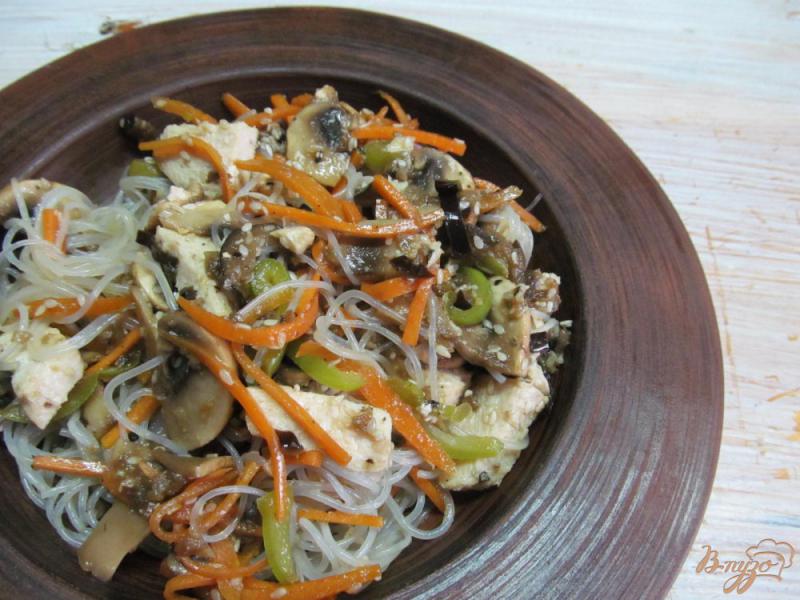 Фото приготовление рецепта: Салат из рисовой лапши с овощами и курицей шаг №8