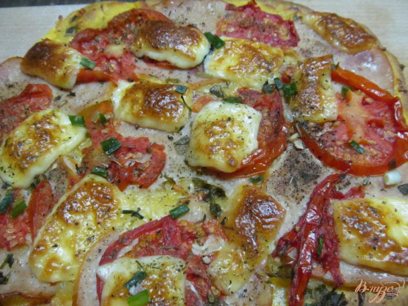 Фото приготовление рецепта: Пицца с куриной ветчиной помидором и моцареллой шаг №7