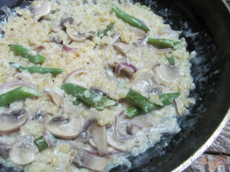 Фото приготовление рецепта: Бургур с грибами и фасолью шаг №6