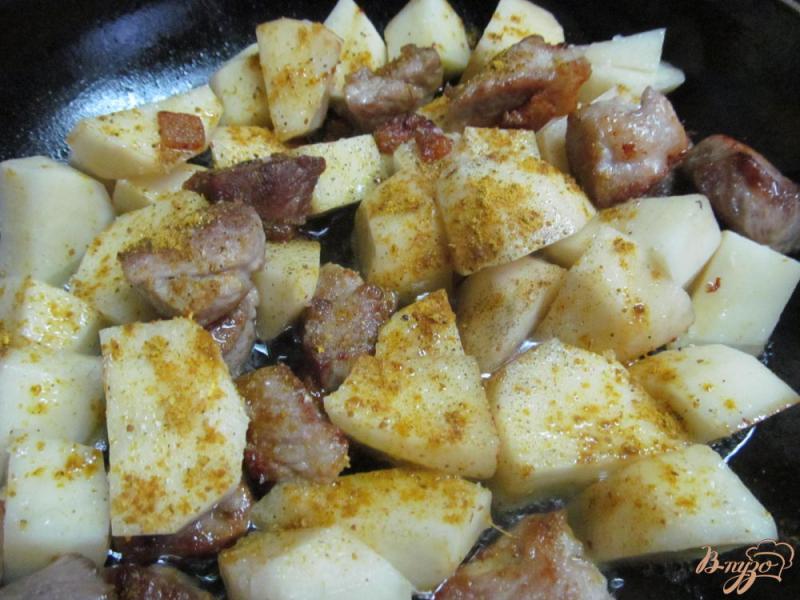 Фото приготовление рецепта: Жаркое из шампиньона свинины с картофелем шаг №4