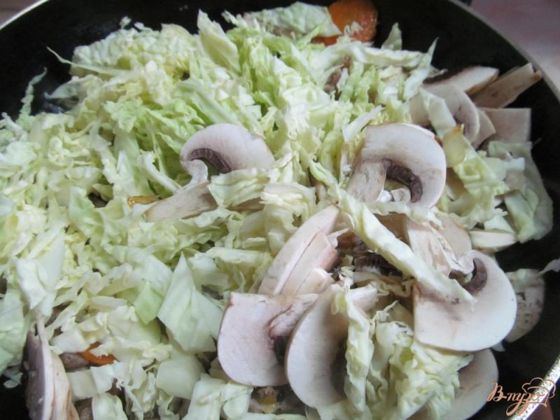 Фото приготовление рецепта: Савойская капуста с фаршем и грибами шаг №3
