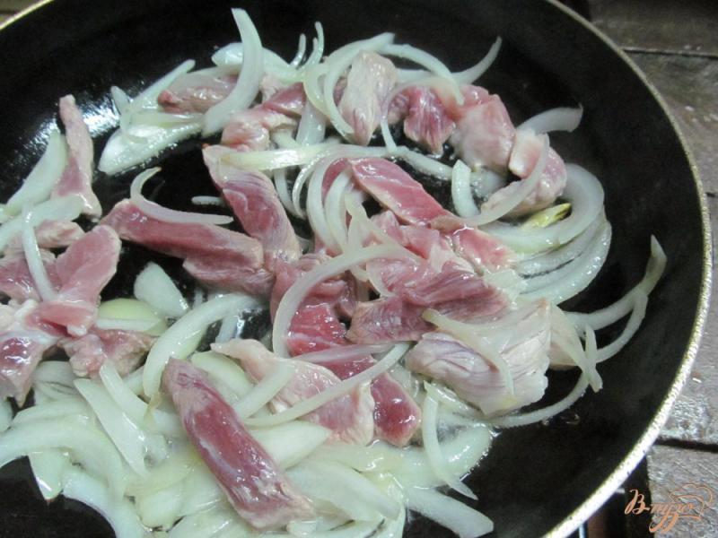 Фото приготовление рецепта: Жаренная свинина с баклажаном шаг №3