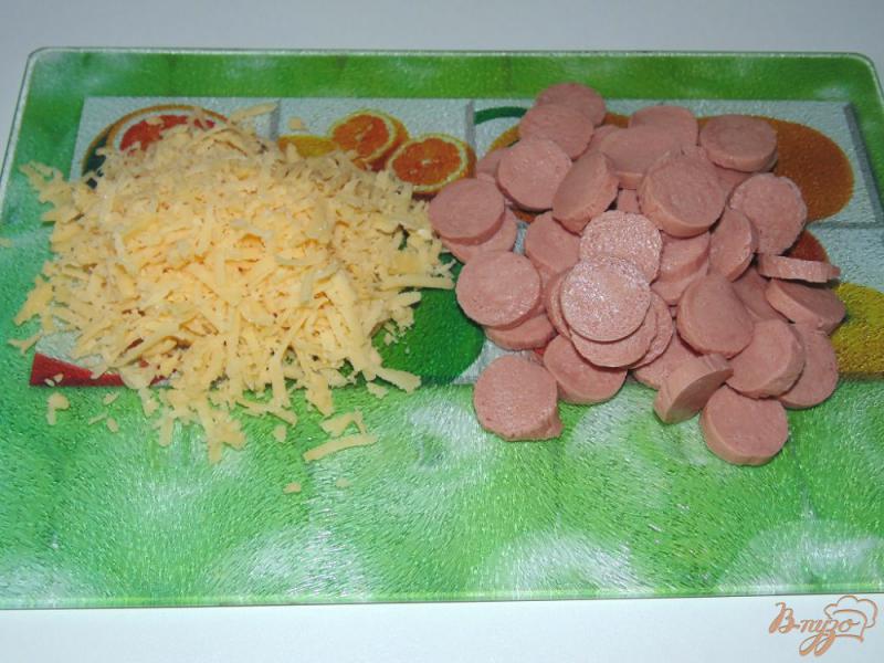 Фото приготовление рецепта: Заливной пирог на кефире с твердым сыром и сосисками шаг №3