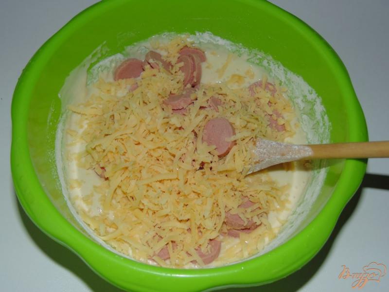 Фото приготовление рецепта: Заливной пирог на кефире с твердым сыром и сосисками шаг №4