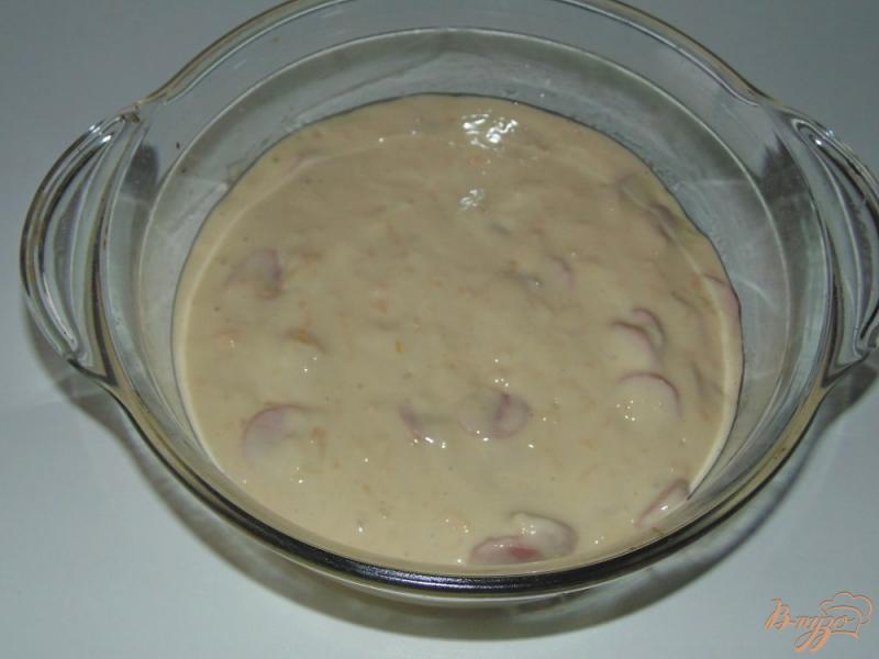 Фото приготовление рецепта: Заливной пирог на кефире с твердым сыром и сосисками шаг №5