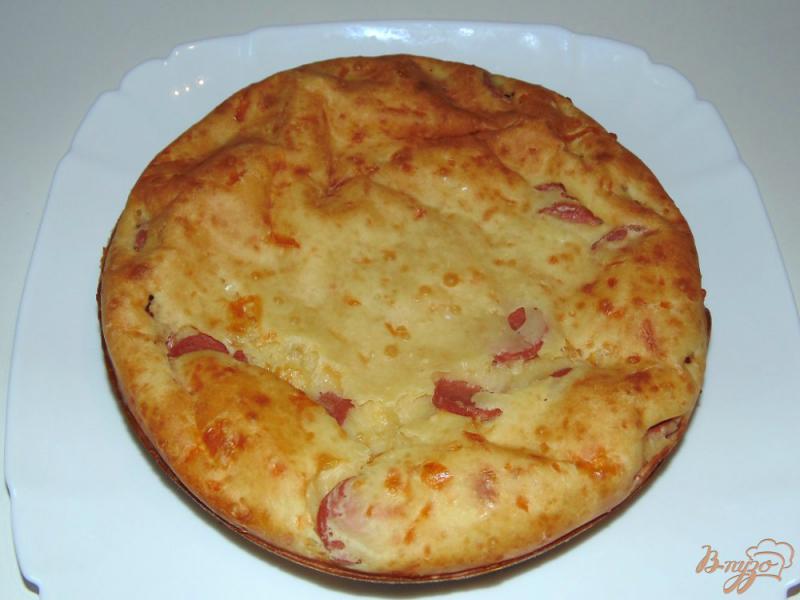 Фото приготовление рецепта: Заливной пирог на кефире с твердым сыром и сосисками шаг №6