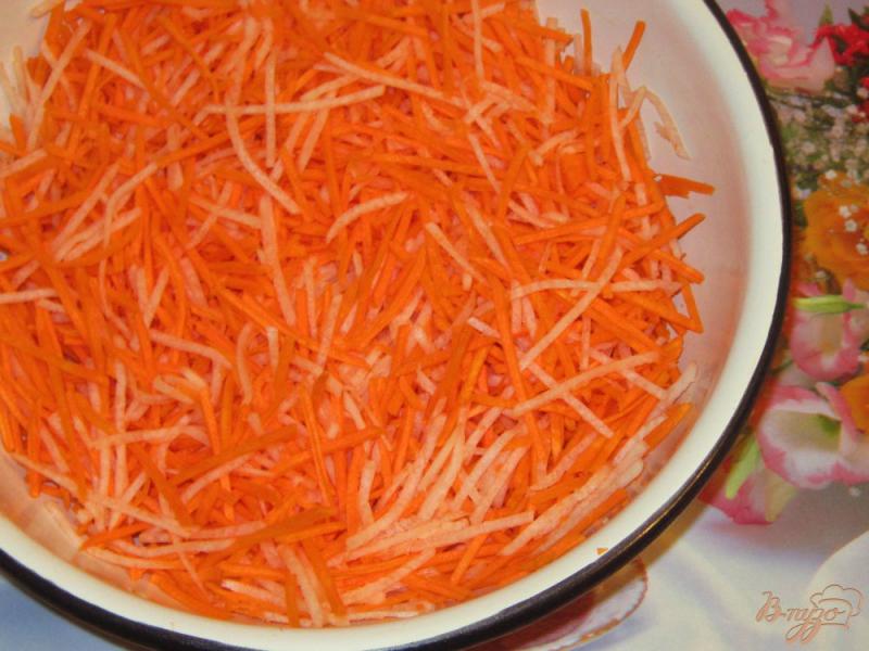 Фото приготовление рецепта: Морковь с редькой по-корейски шаг №2