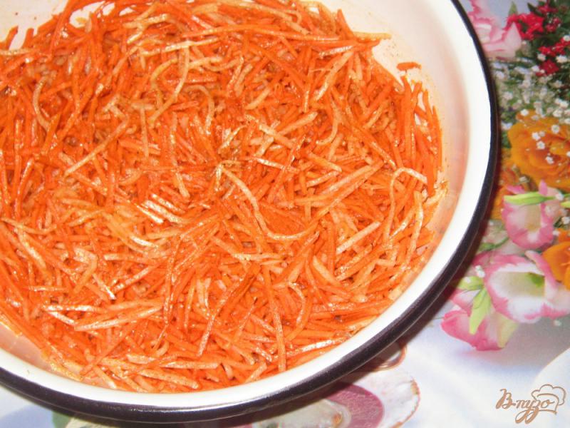 Фото приготовление рецепта: Морковь с редькой по-корейски шаг №6