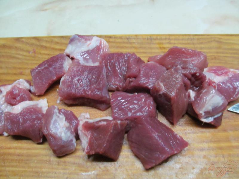 Фото приготовление рецепта: Тушенное мясо с капустой и маринованным огурцом шаг №1