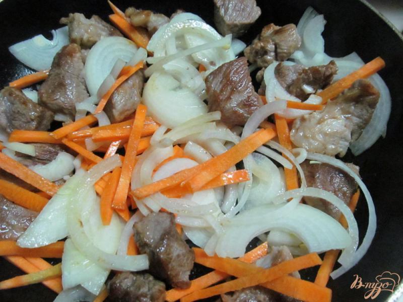 Фото приготовление рецепта: Тушенное мясо с капустой и маринованным огурцом шаг №2