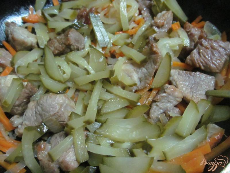 Фото приготовление рецепта: Тушенное мясо с капустой и маринованным огурцом шаг №3