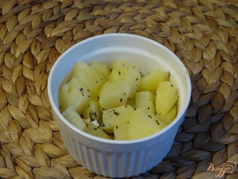 Фото приготовление рецепта: Горбуша запеченная с картофелем и сыром шаг №4