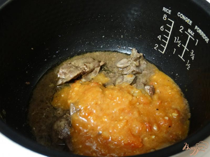 Фото приготовление рецепта: Фузилли с куриной печенью в соусе шаг №3