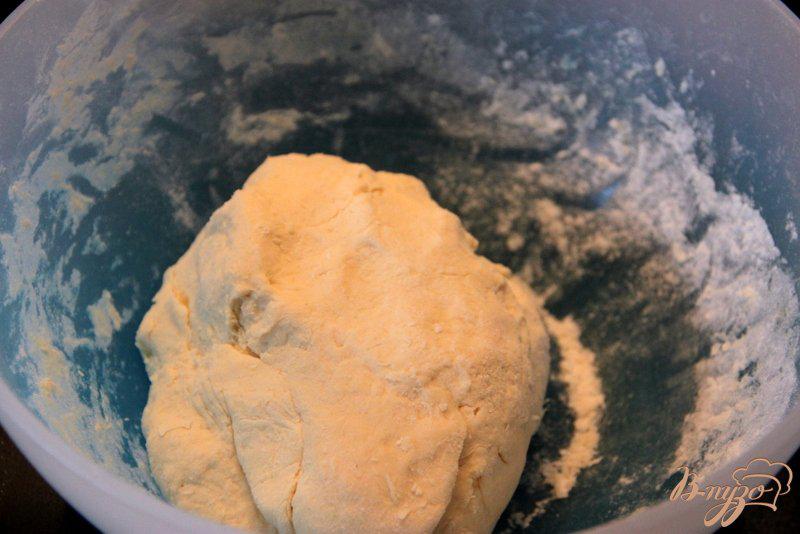 Фото приготовление рецепта: Жареные творожные пирожки с капустой шаг №5